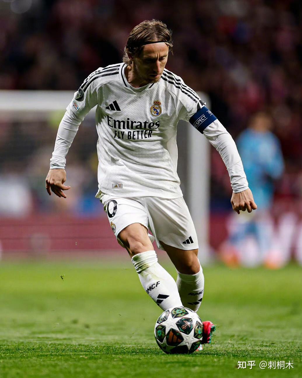 斯洛特执教利物浦遭遇挑战，进攻防守问题突出，萨拉赫争议，压力倍增。