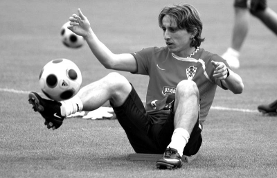 合肥狂风在CBA杯赛中以97-80击败江苏肯帝亚，创NBL首次大胜CBA球队纪录，引发热议。