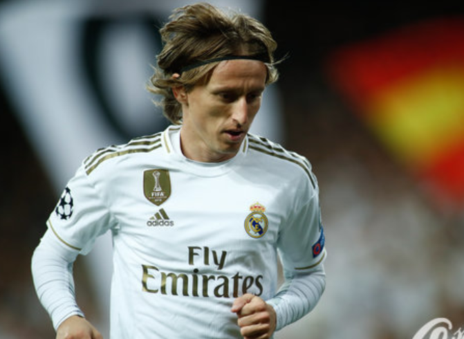 后卫破门后激情亲吻队徽，引球迷共鸣